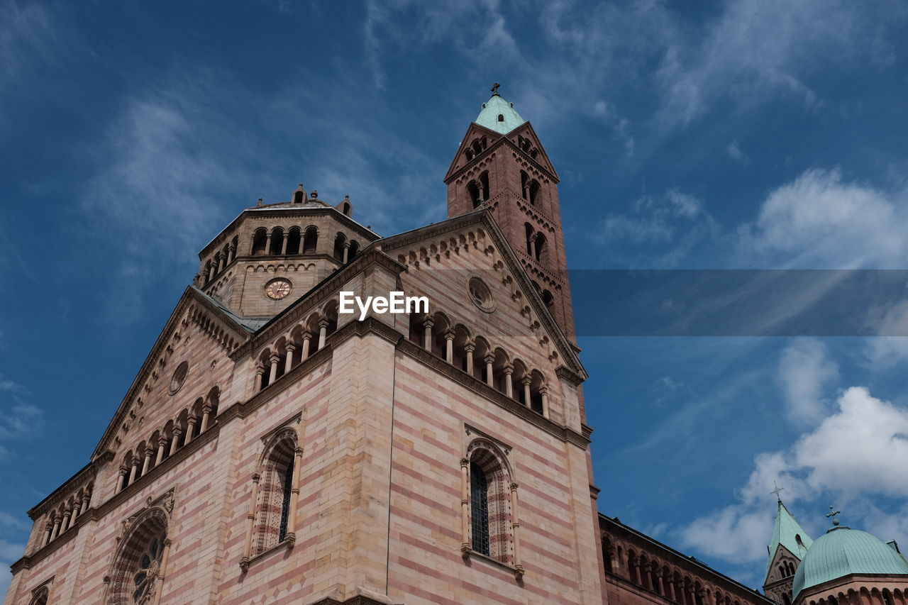 LOW ANGLE VIEW OF CLOCK TOWER AGAINST SKY