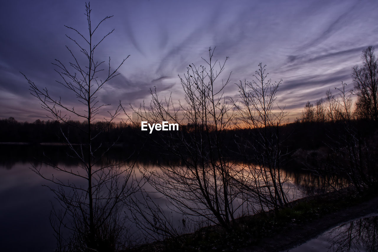 SCENIC VIEW OF LAKE AGAINST SKY DURING SUNSET