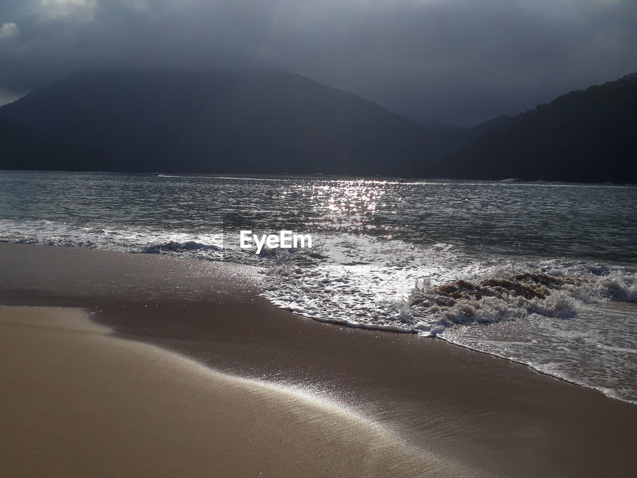 SCENIC VIEW OF SEA AND MOUNTAIN AGAINST SKY