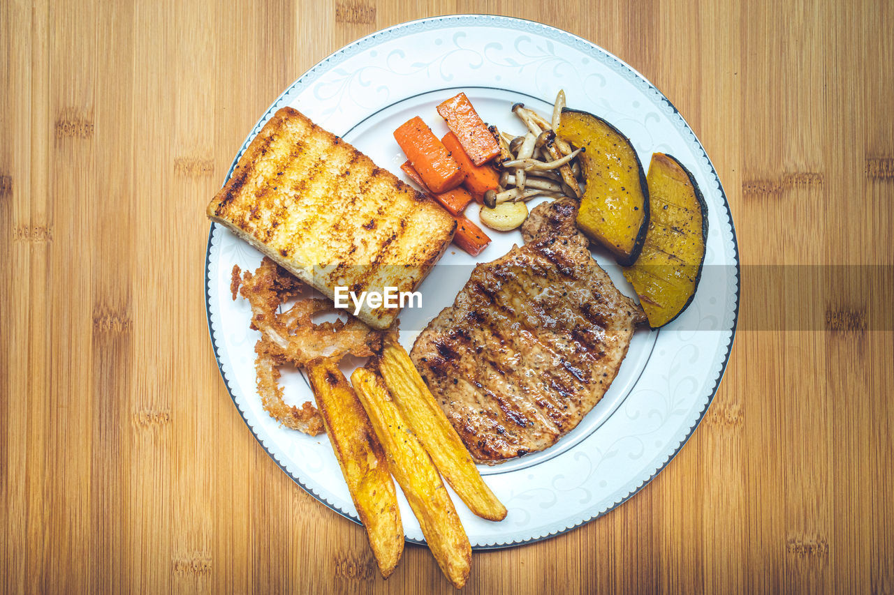 HIGH ANGLE VIEW OF FOOD SERVED ON TABLE