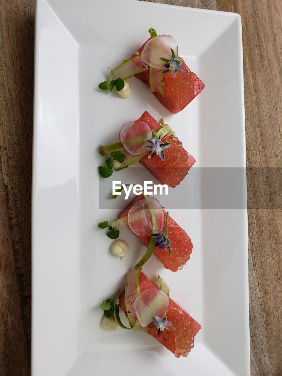 HIGH ANGLE VIEW OF SUSHI SERVED IN PLATE