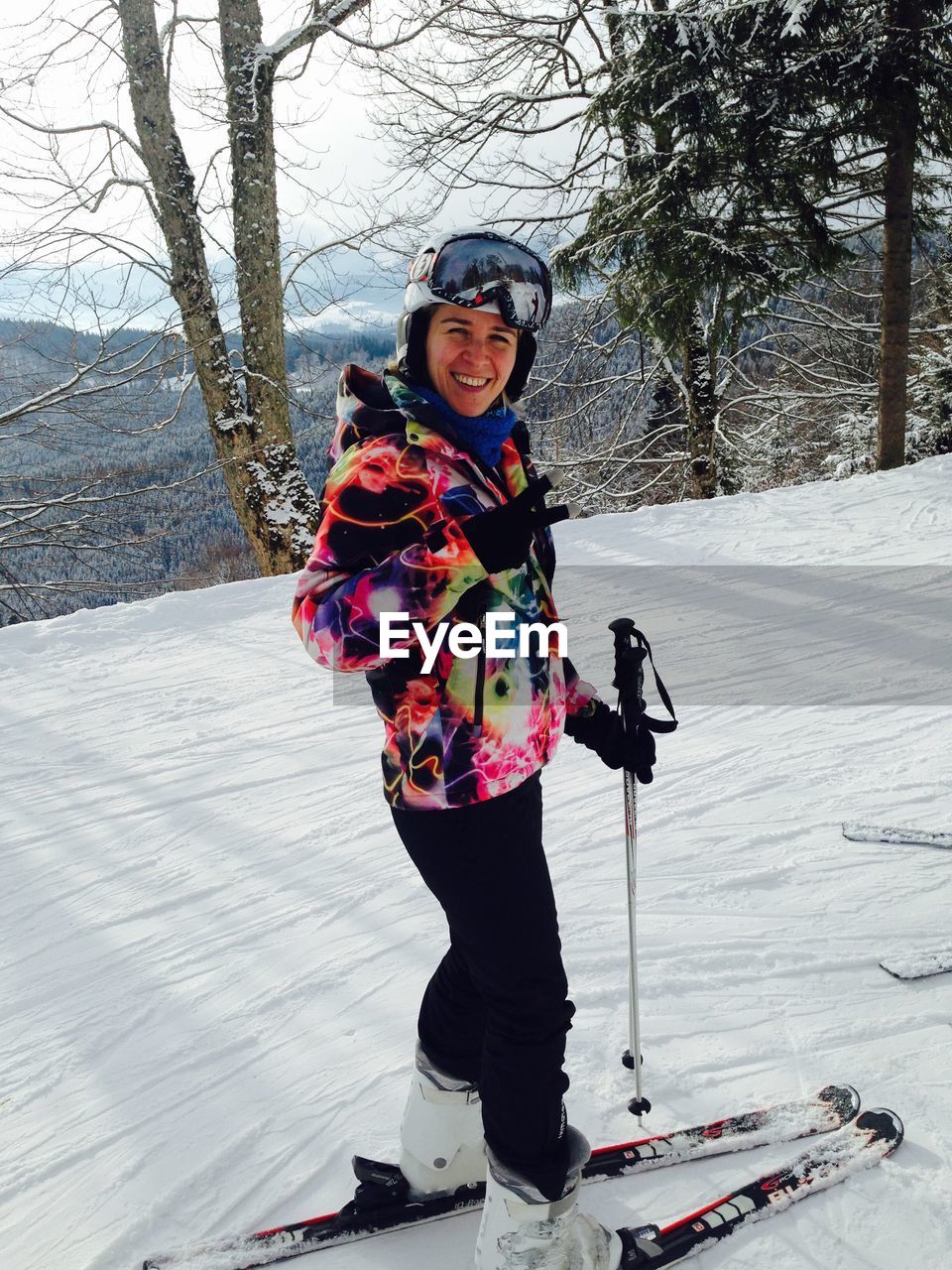 FULL LENGTH OF SMILING WOMAN ON SNOW