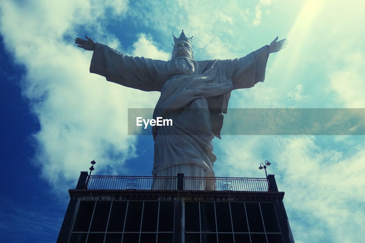 LOW ANGLE VIEW OF STATUE AGAINST BUILDING