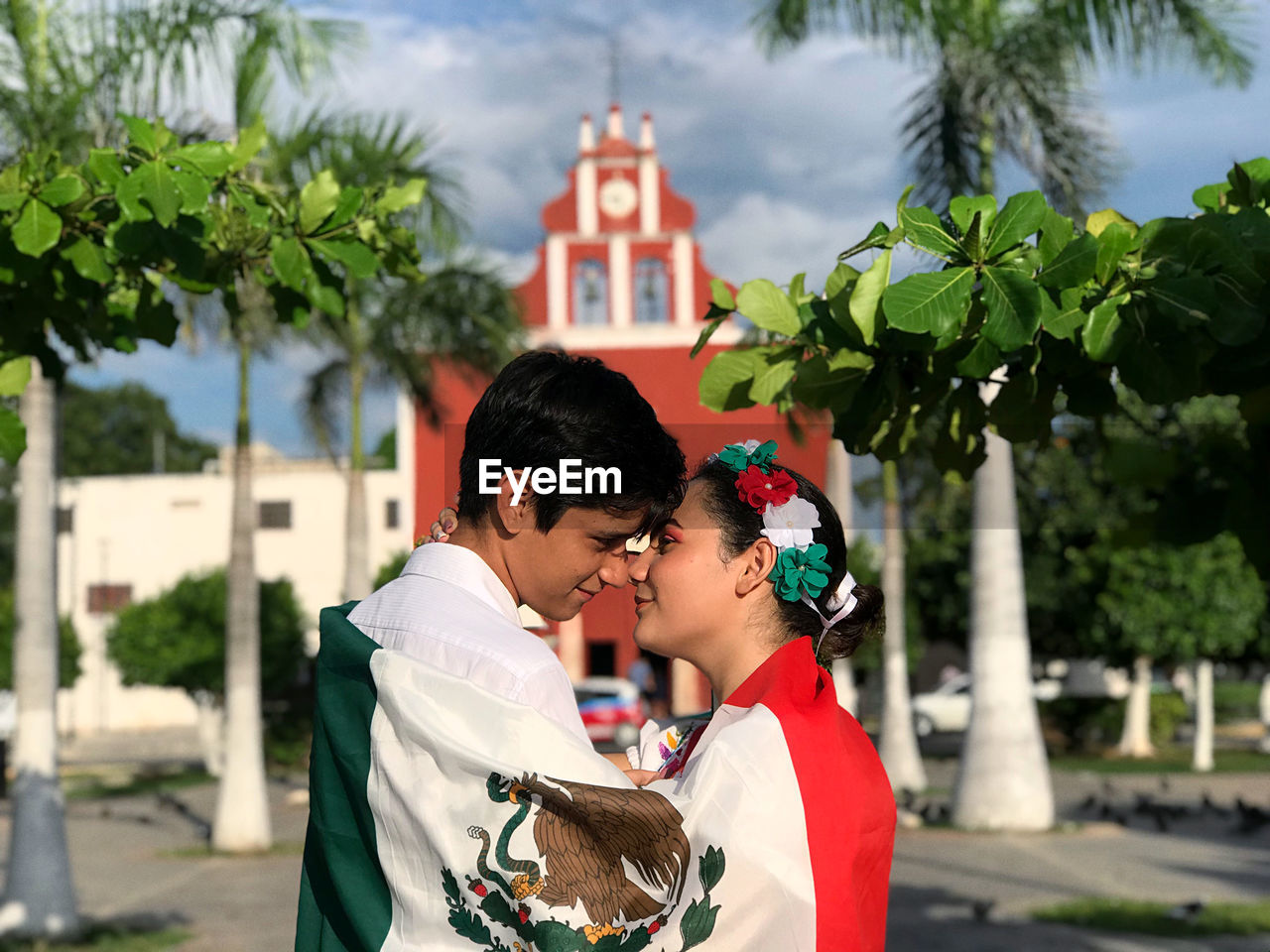 COUPLE KISSING AGAINST BUILDING