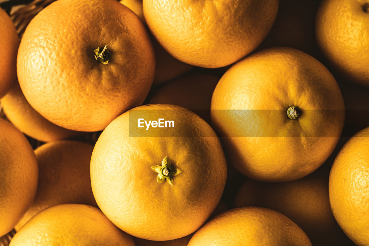 HIGH ANGLE VIEW OF ORANGES IN CONTAINER