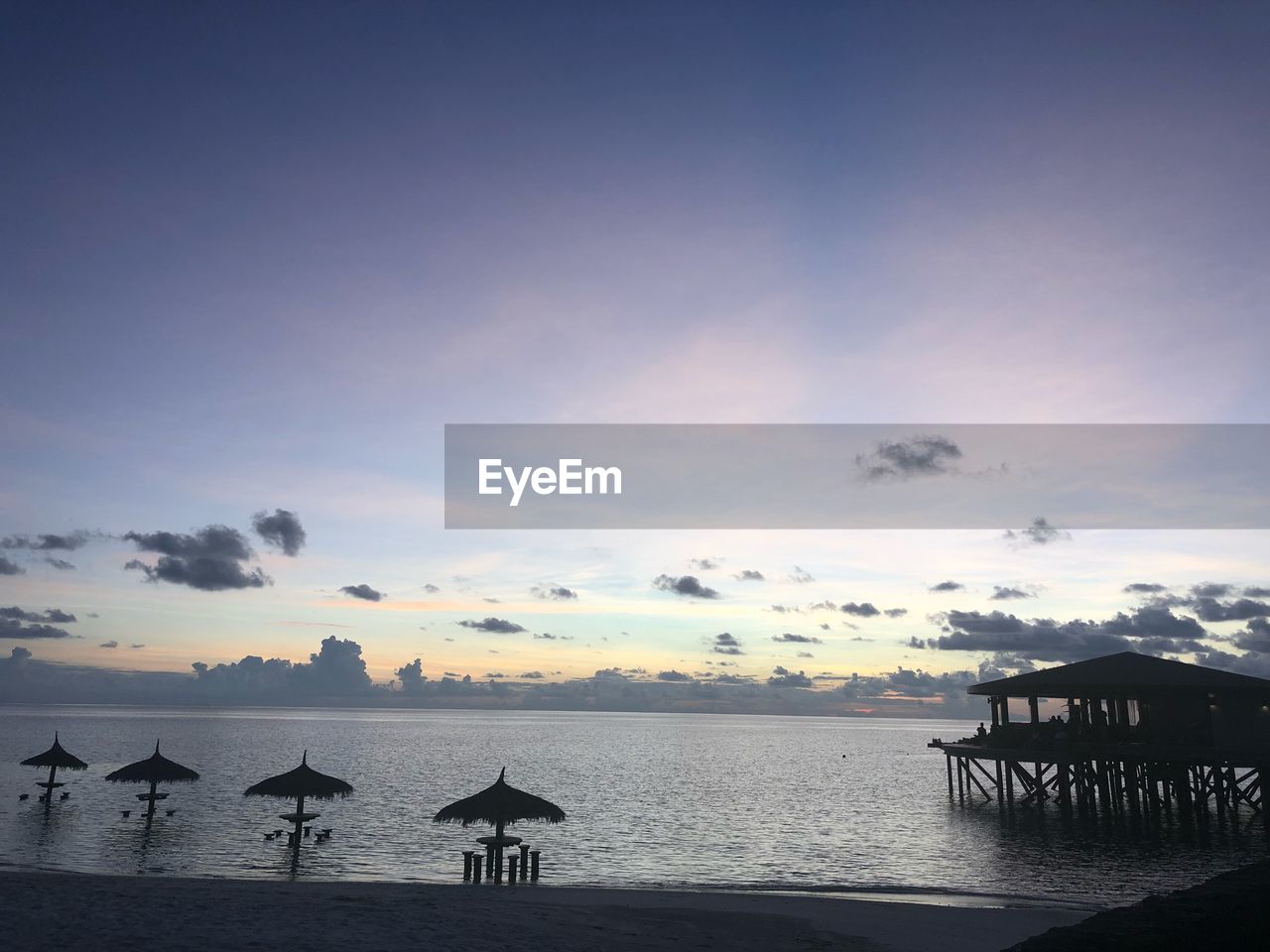 SCENIC VIEW OF SEA AGAINST SKY AT SUNSET