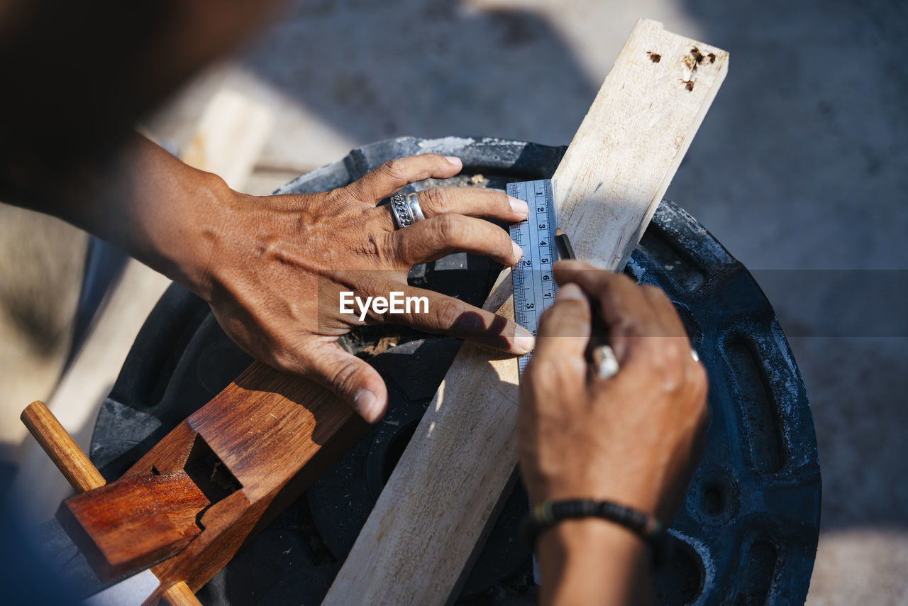 Cropped hands of carpenter working in workshop
