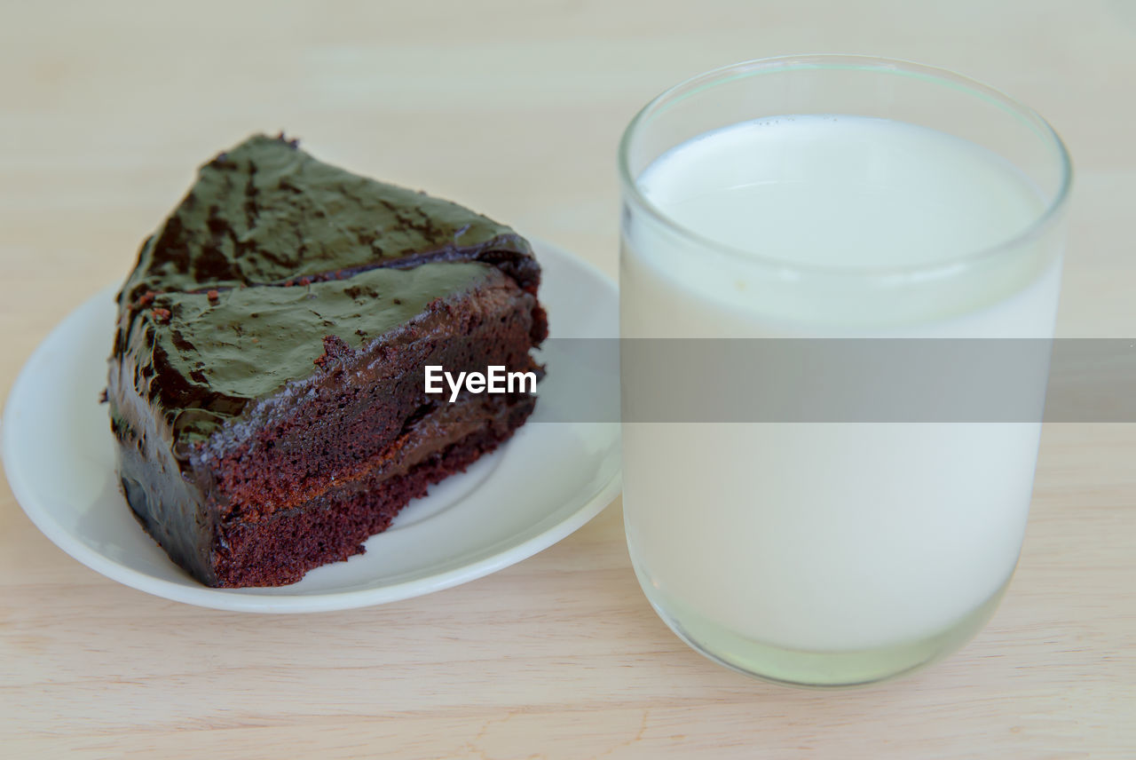 CLOSE-UP OF CUP OF CAKE