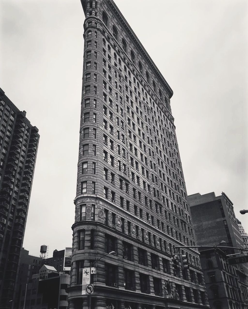 LOW ANGLE VIEW OF MODERN BUILDING AGAINST SKY