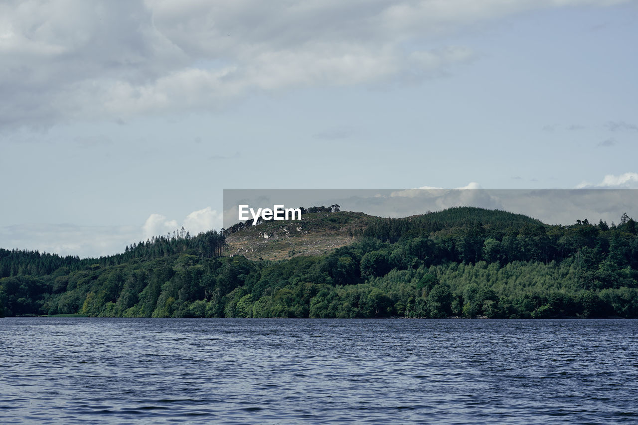 SCENIC VIEW OF SEA AND MOUNTAINS AGAINST SKY