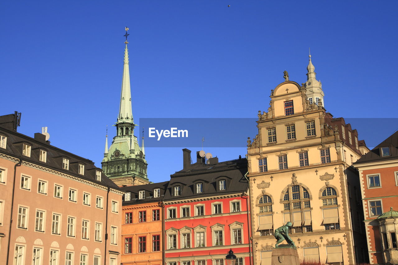 LOW ANGLE VIEW OF BUILDINGS IN CITY