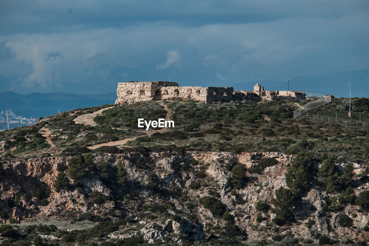 OLD RUIN BUILDING AGAINST SKY