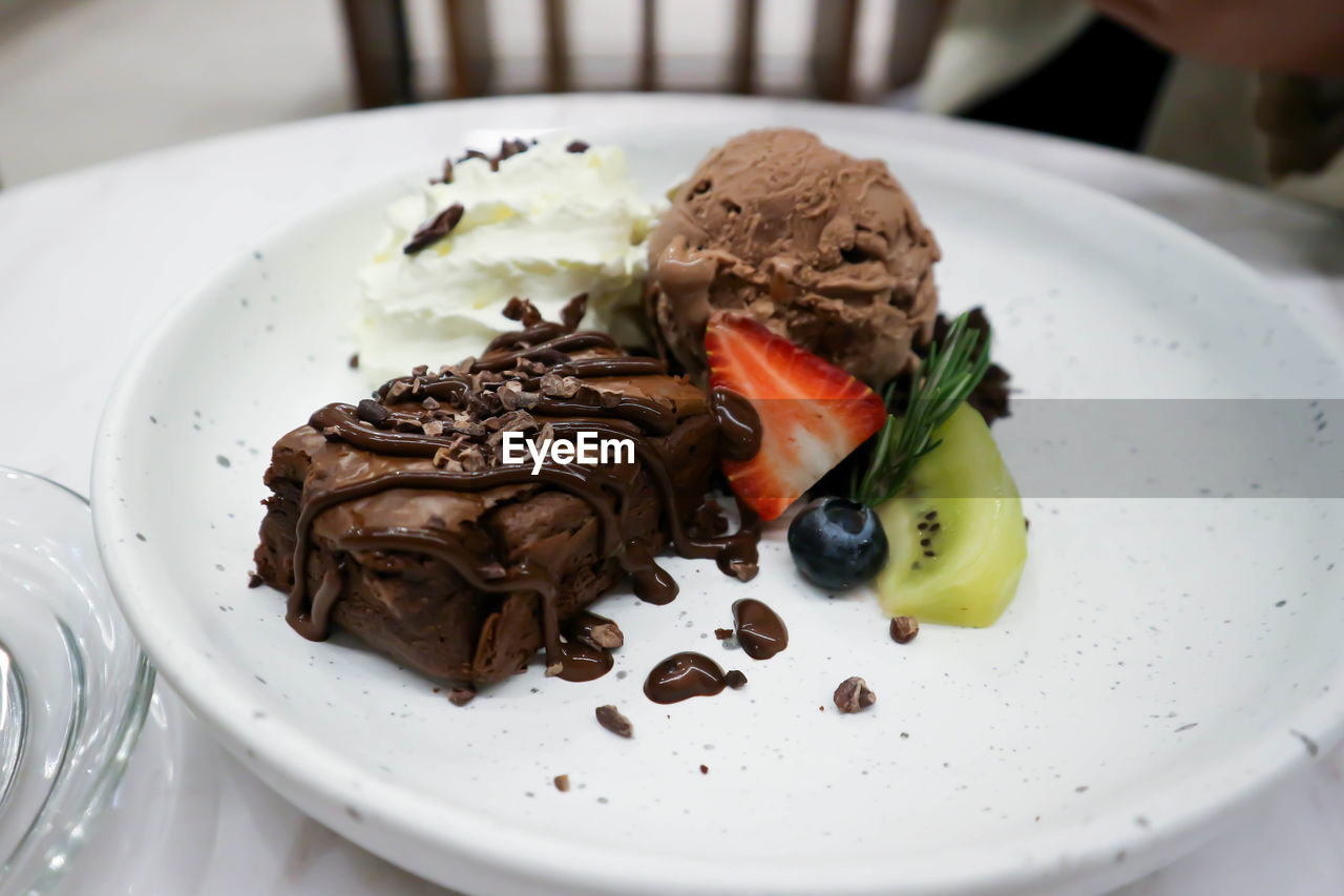 CLOSE-UP OF DESSERT SERVED ON PLATE