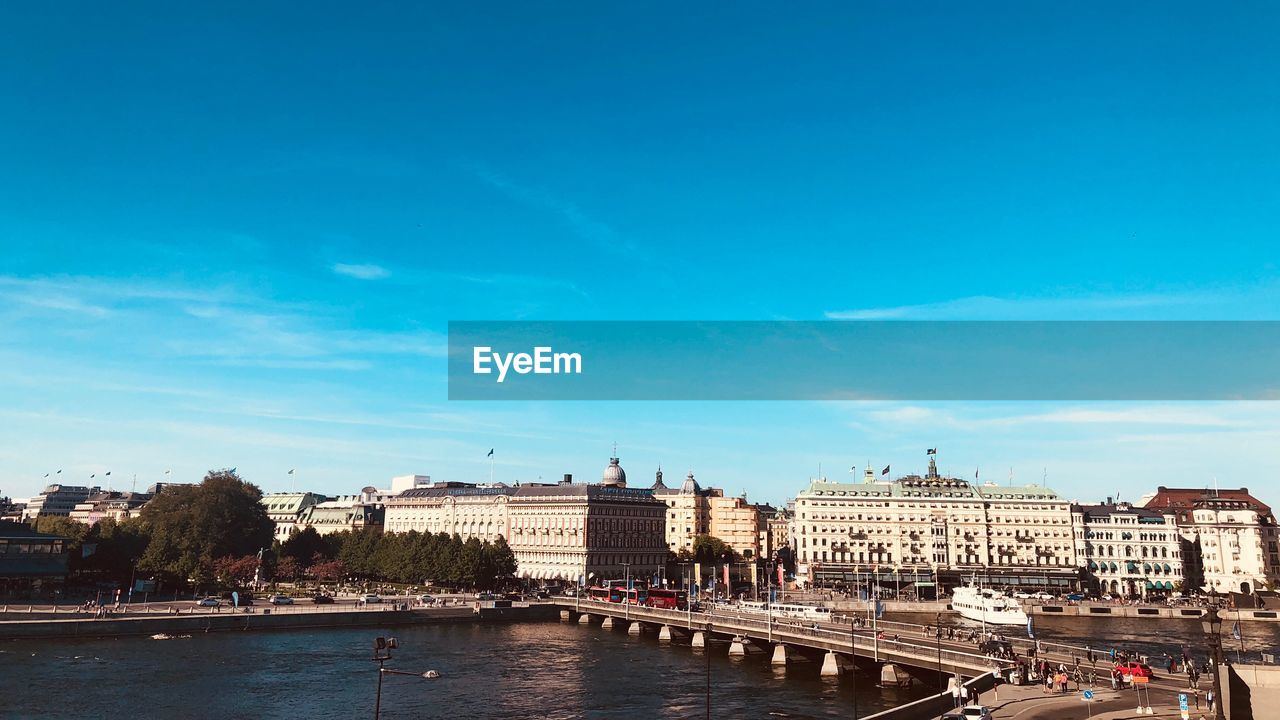 BRIDGE OVER RIVER AGAINST BUILDINGS