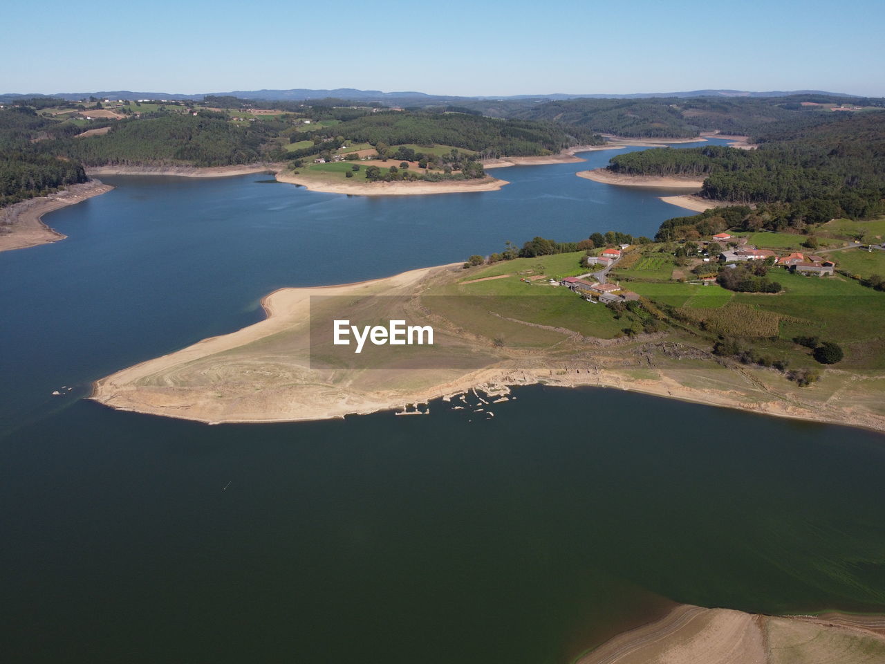 AERIAL VIEW OF SEA AND MOUNTAINS AGAINST SKY