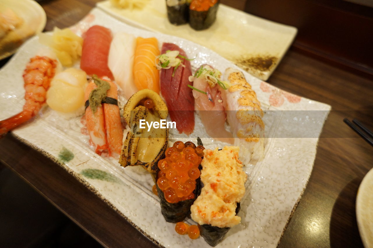 CLOSE-UP OF SUSHI IN PLATE