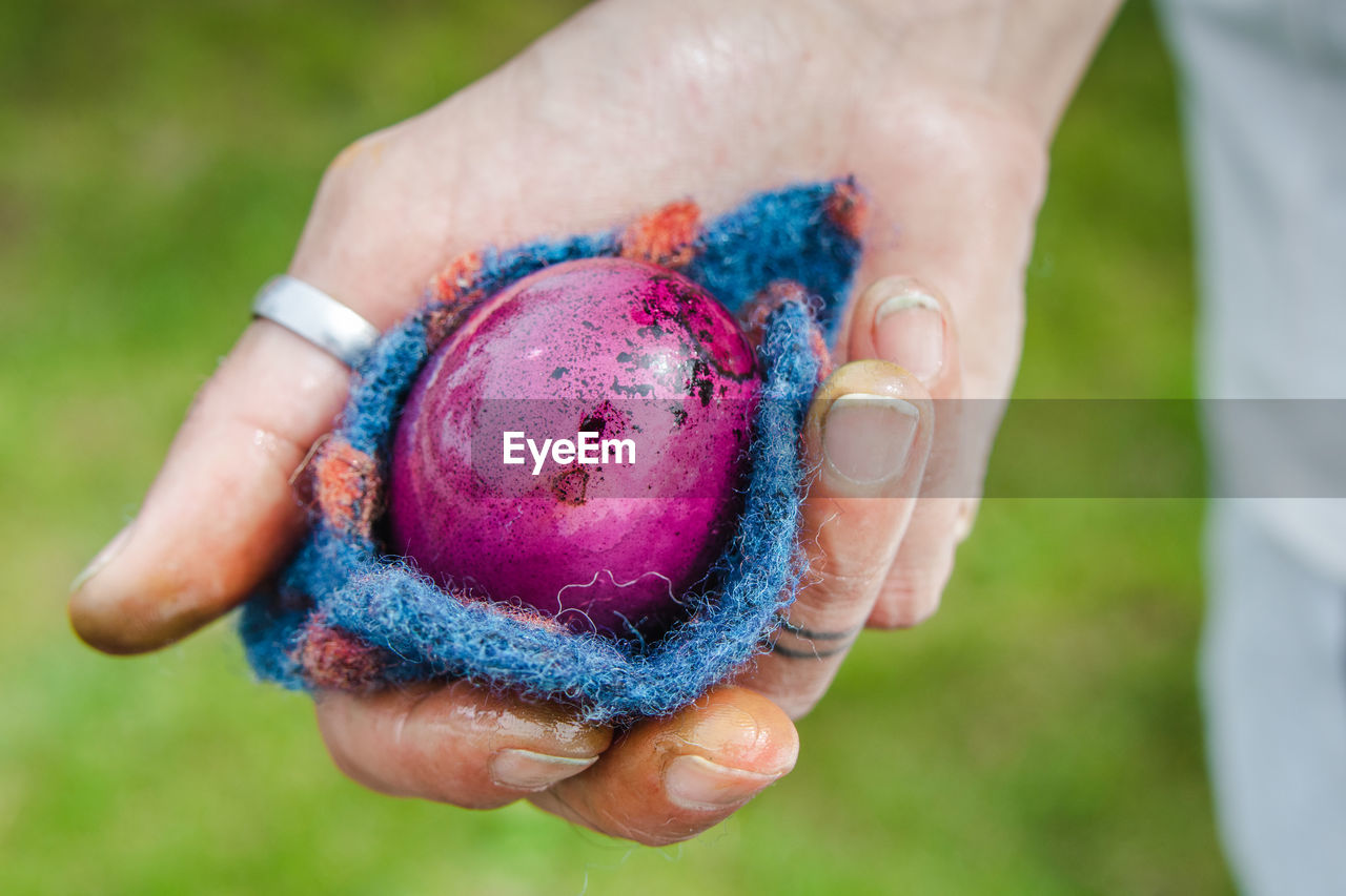 Close-up of hand holding egg