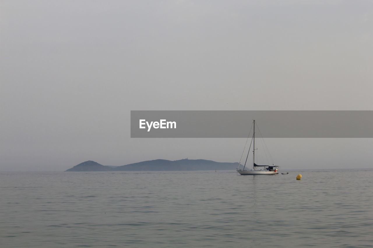 SAILBOATS SAILING ON SEA AGAINST SKY