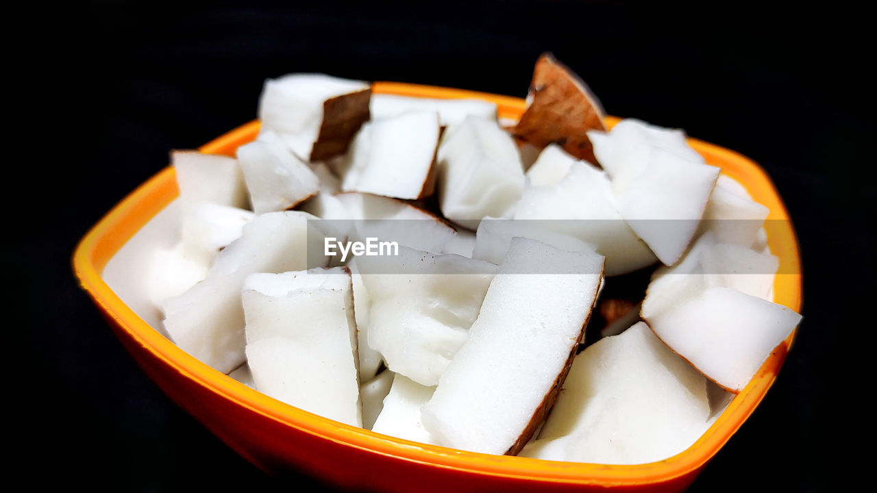 HIGH ANGLE VIEW OF CHOPPED BREAD IN PLATE