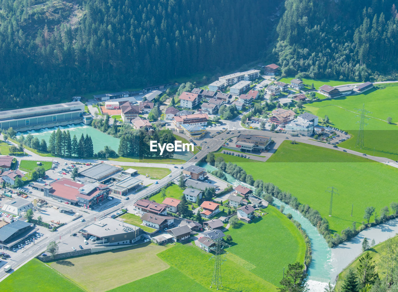 HIGH ANGLE VIEW OF HOUSES IN FARM