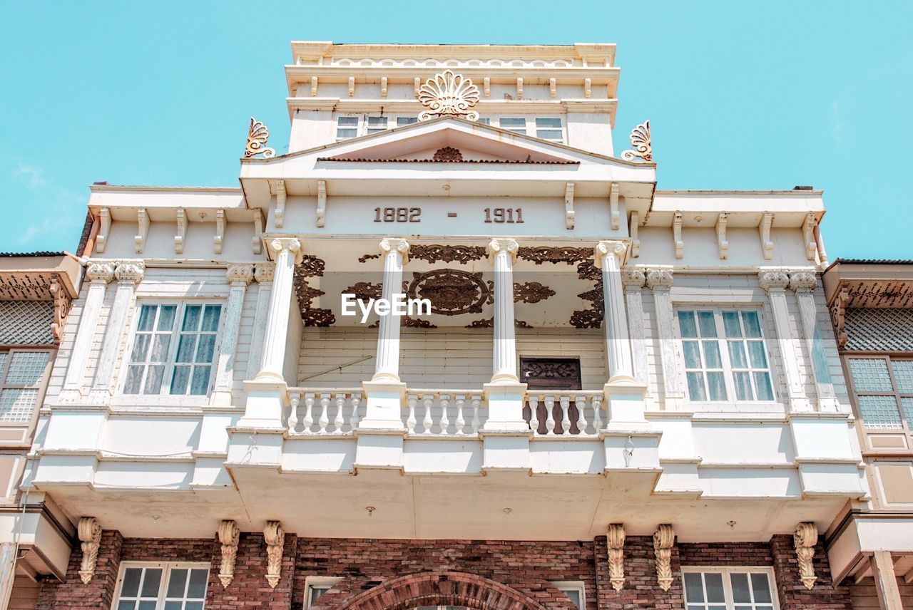 LOW ANGLE VIEW OF BUILDINGS IN CITY