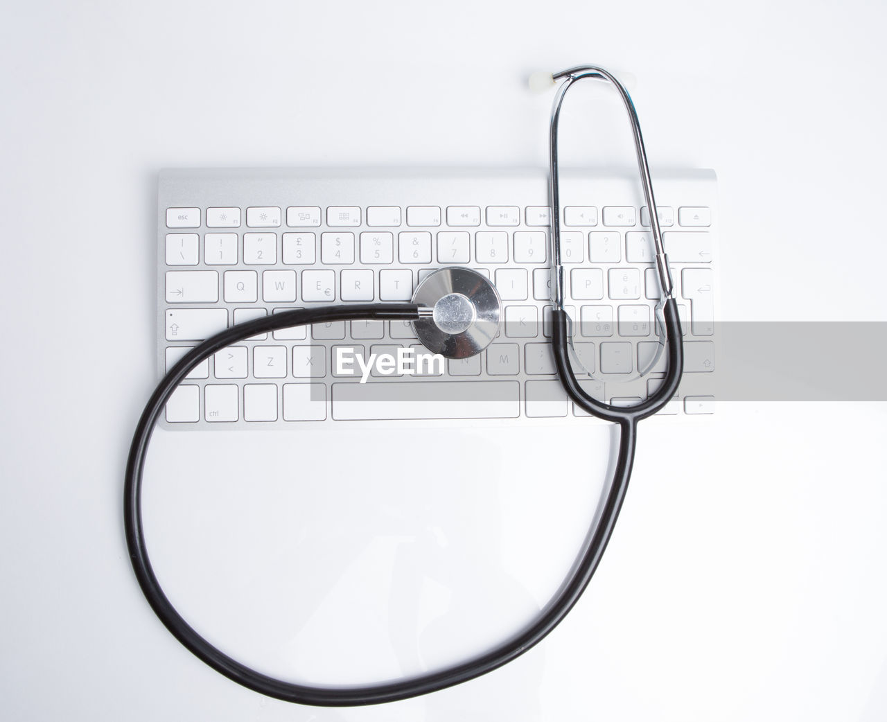 DIRECTLY ABOVE VIEW OF EYEGLASSES ON TABLE