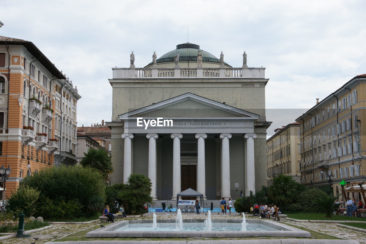 LOW ANGLE VIEW OF HISTORICAL BUILDING AGAINST SKY