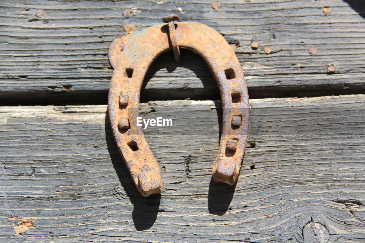 CLOSE-UP OF OLD RUSTY CHAIN