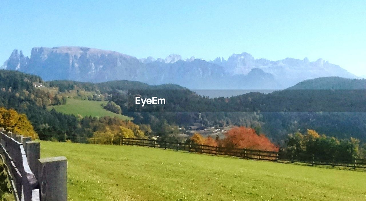 SCENIC VIEW OF FIELD AGAINST MOUNTAINS