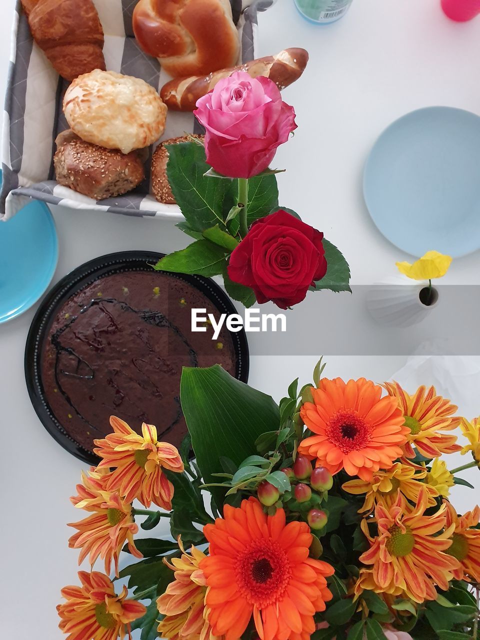 HIGH ANGLE VIEW OF ROSES ON TABLE