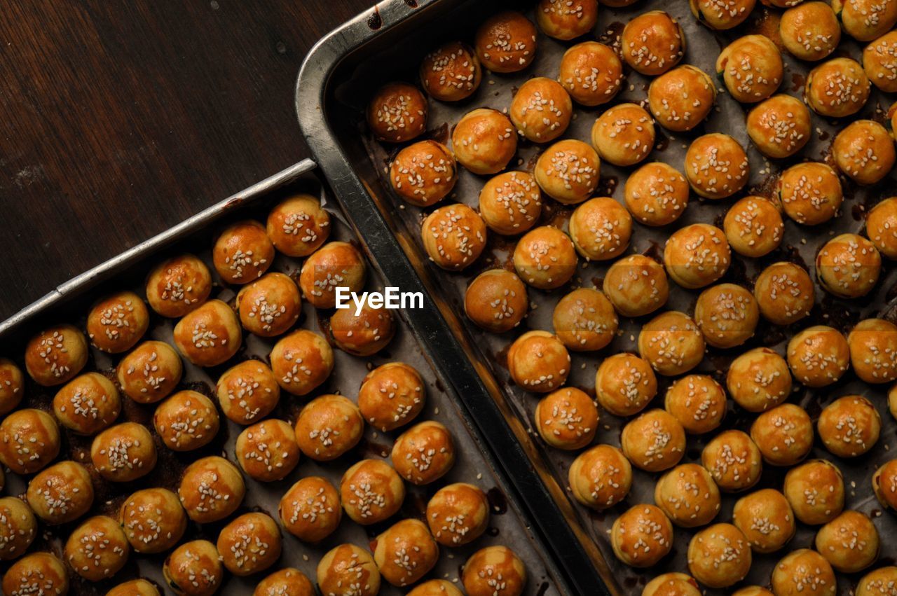 HIGH ANGLE VIEW OF BREAD ON CONTAINER