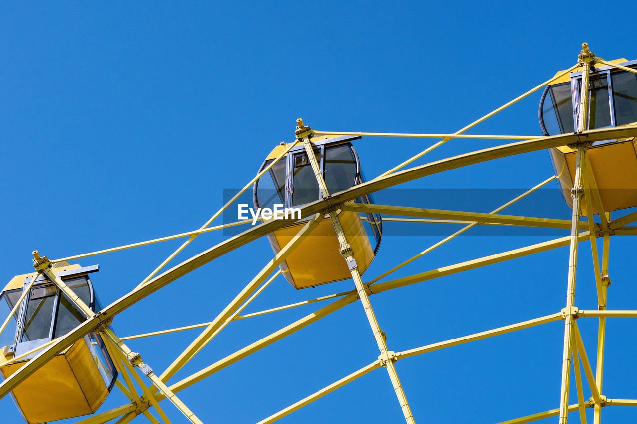 LOW ANGLE VIEW OF CRANE AGAINST CLEAR SKY