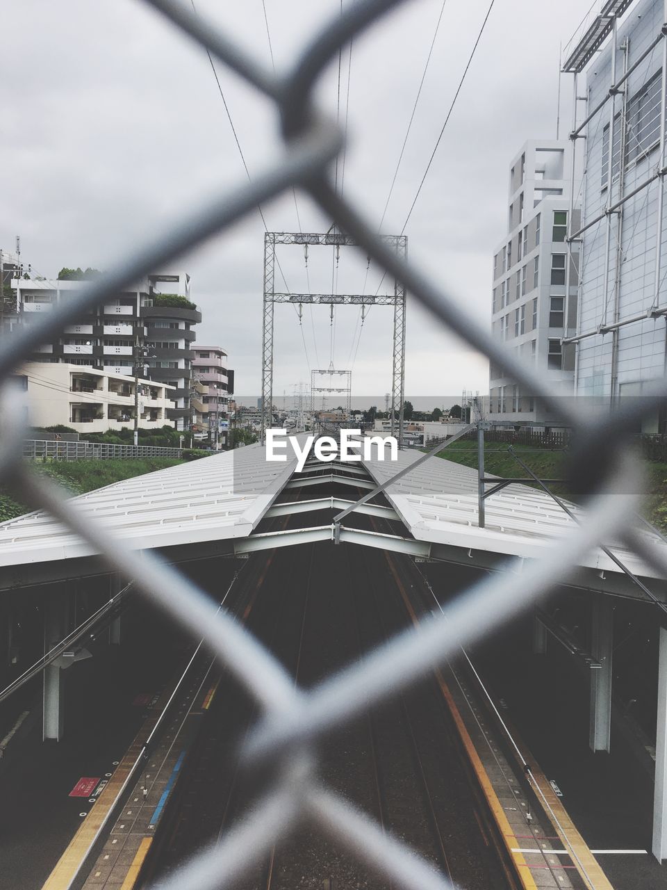 RAILROAD TRACKS IN CITY AGAINST SKY