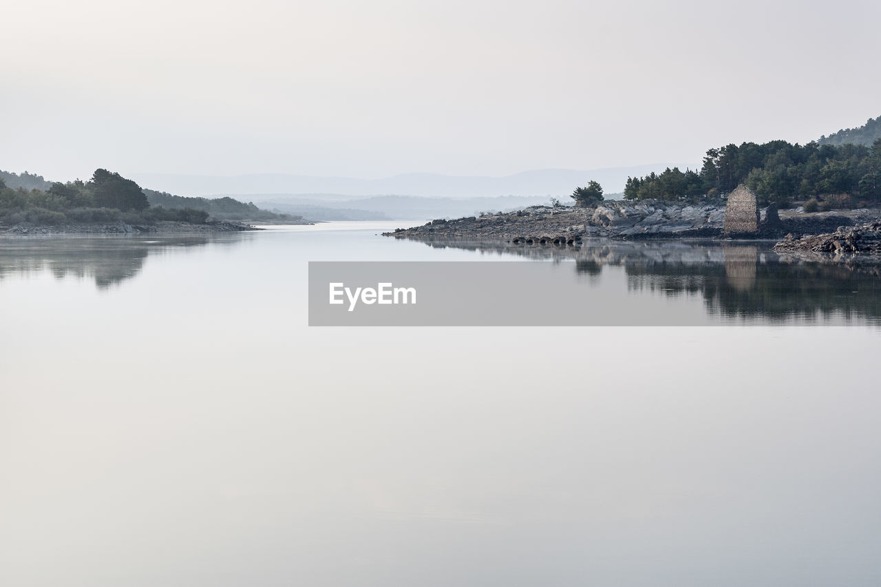 PANORAMIC VIEW OF LAKE AGAINST SKY