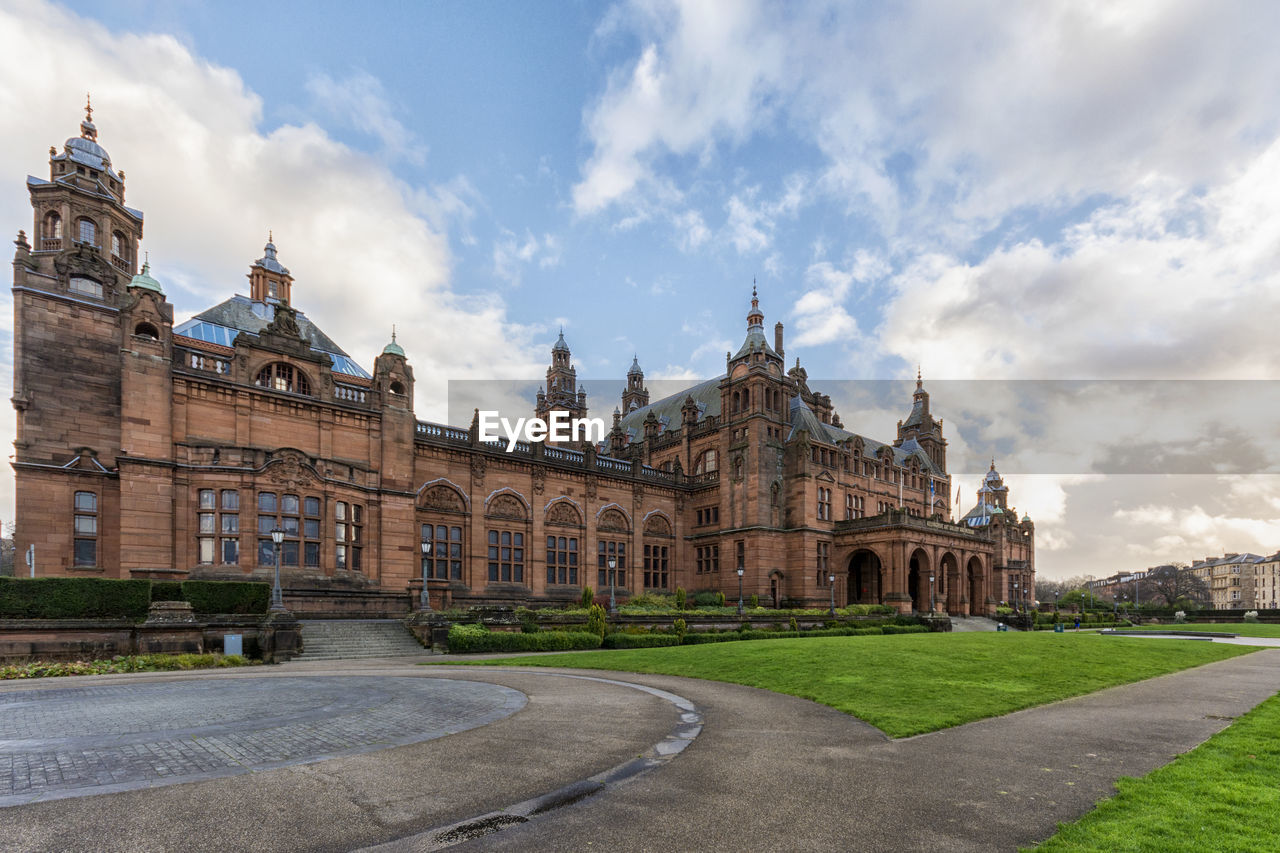 Exterior of kelvingrove art gallery and museum