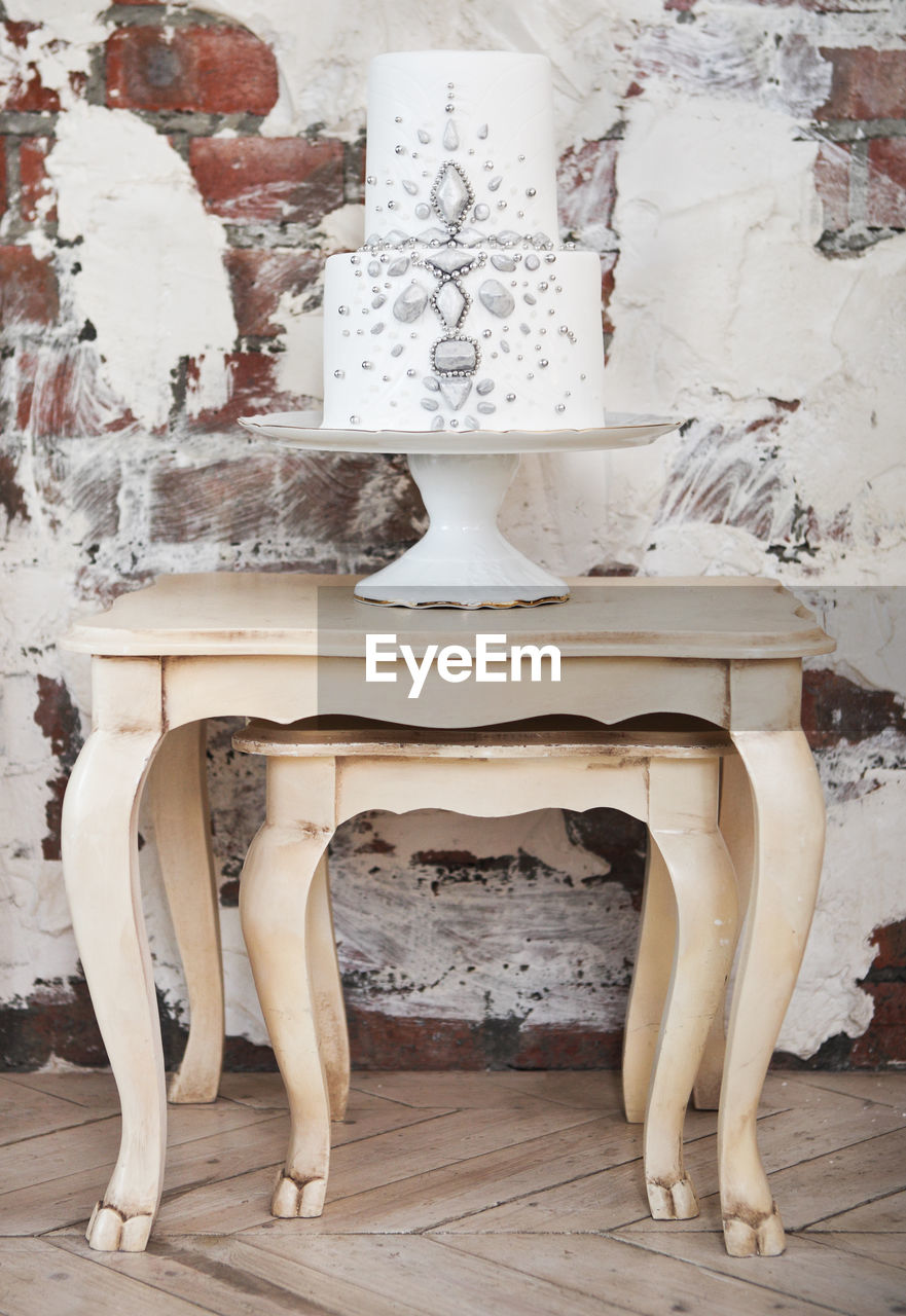 WHITE TABLE AND CHAIRS AT HOME