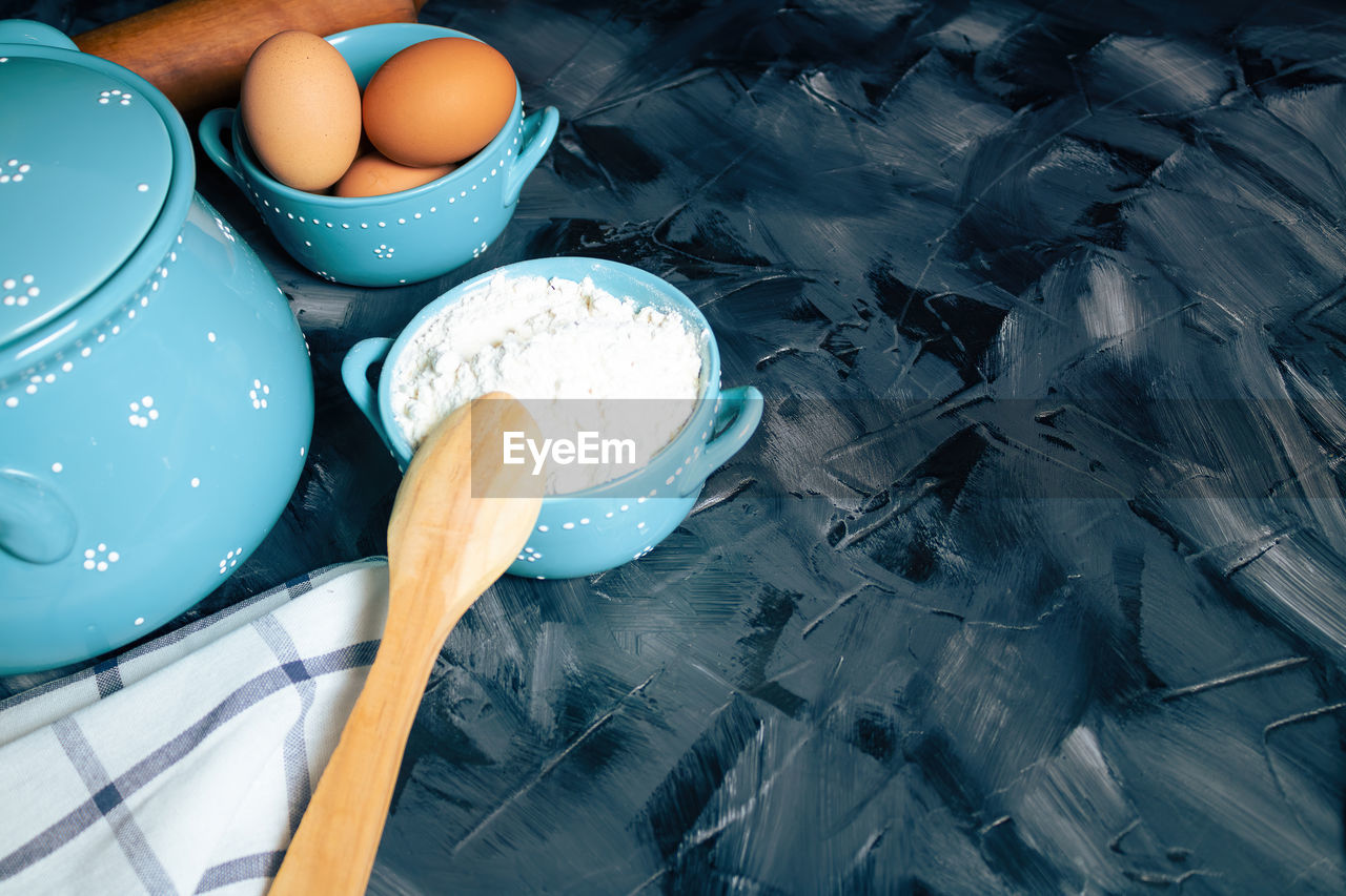 HIGH ANGLE VIEW OF ICE CREAM IN BOWL