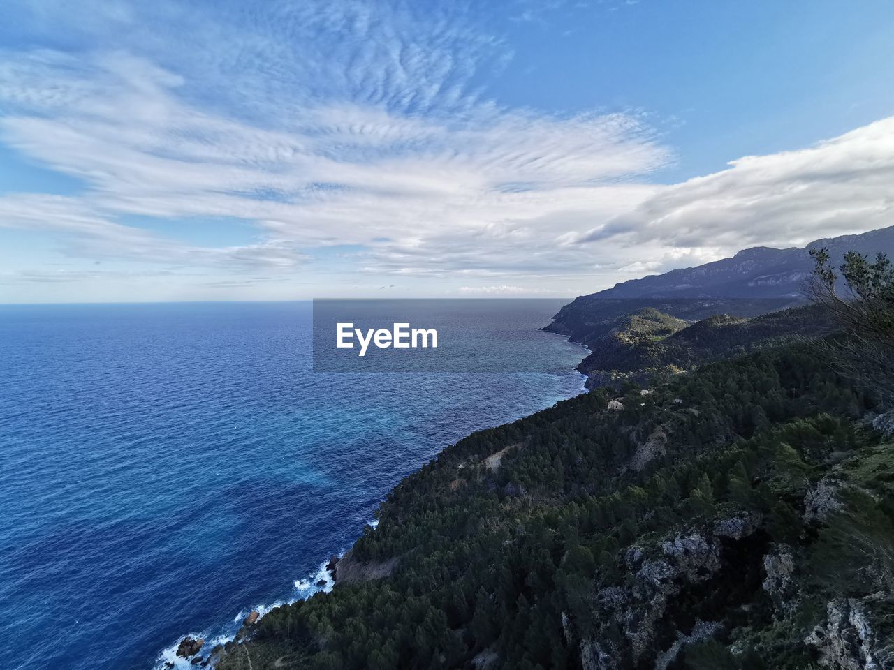 SCENIC VIEW OF SEA BY MOUNTAINS AGAINST SKY