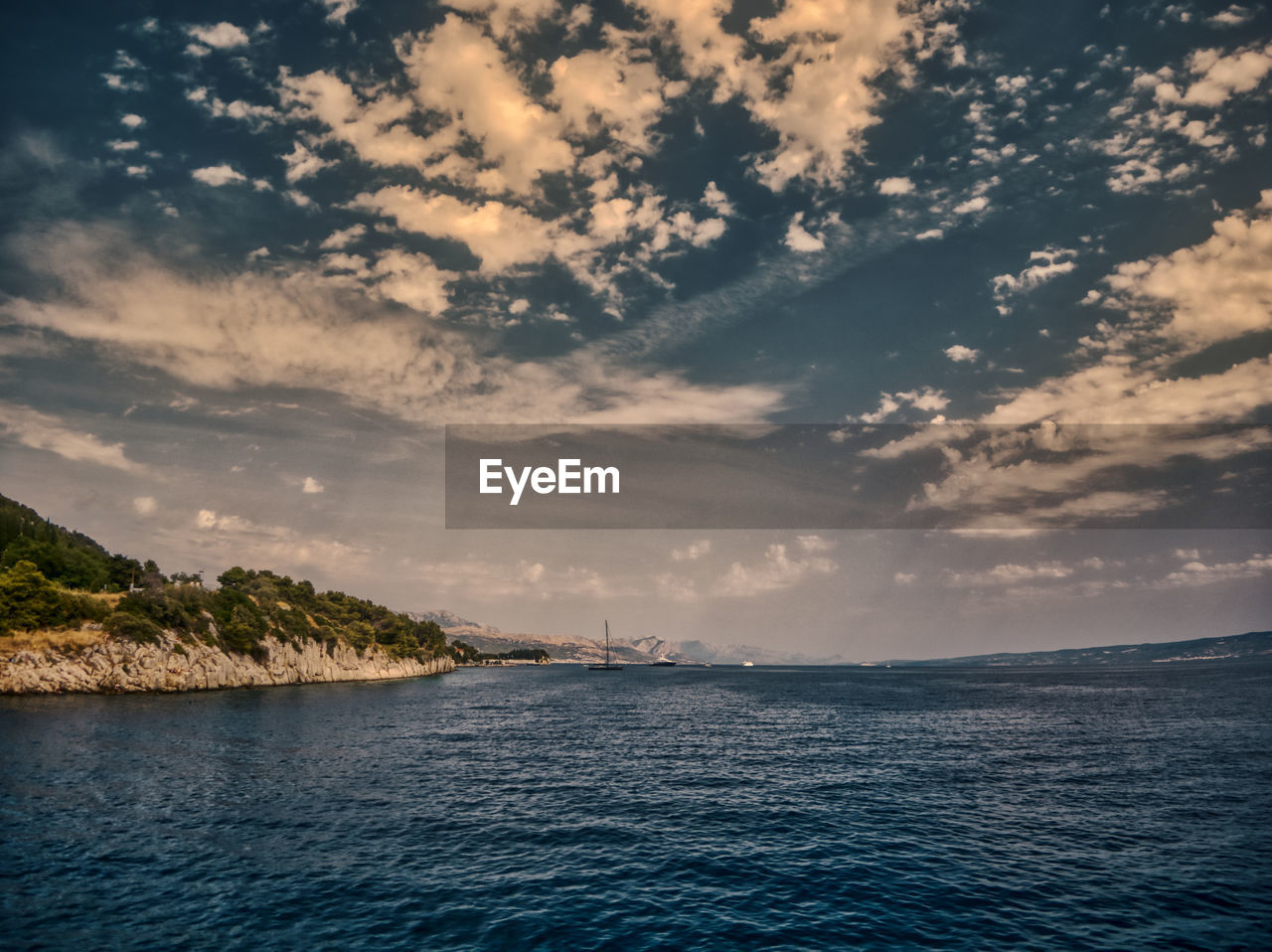 SCENIC VIEW OF SEA AGAINST SUNSET SKY