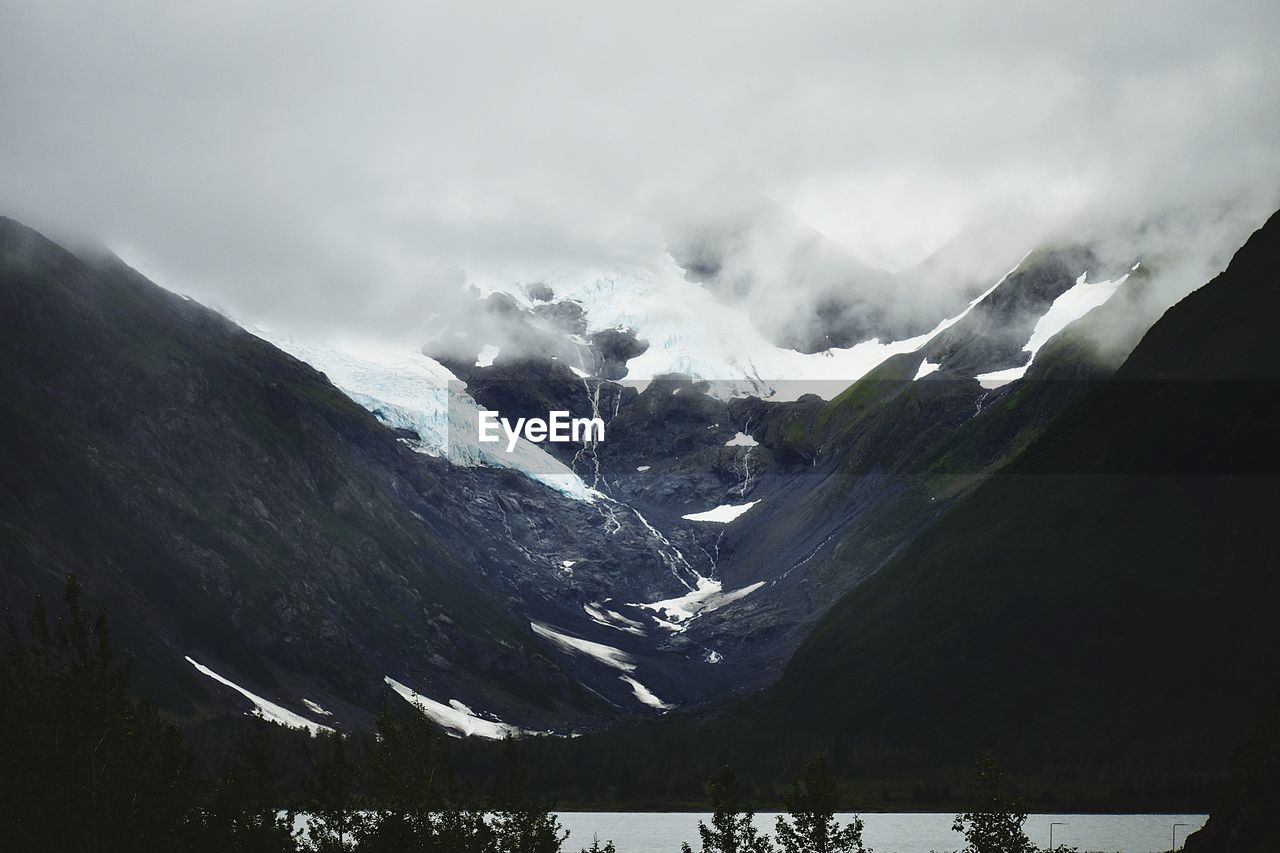 PANORAMIC VIEW OF SNOWCAPPED MOUNTAINS AGAINST SKY