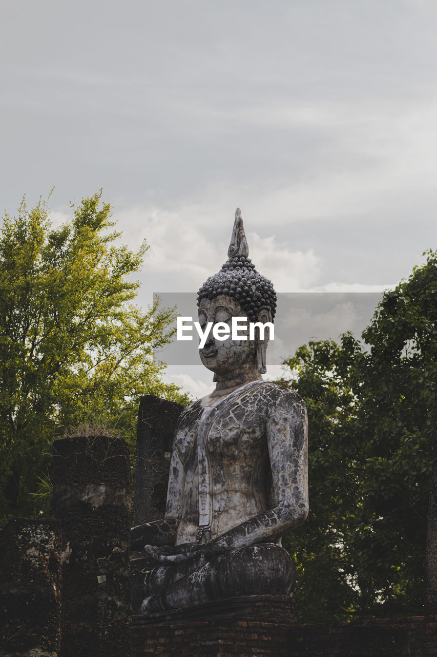 Statue of buddha temple against sky