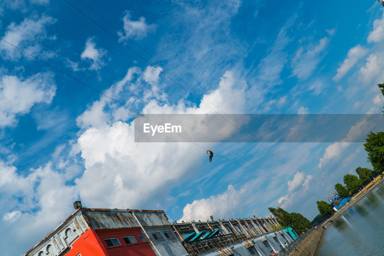 LOW ANGLE VIEW OF BIRDS FLYING AGAINST SKY