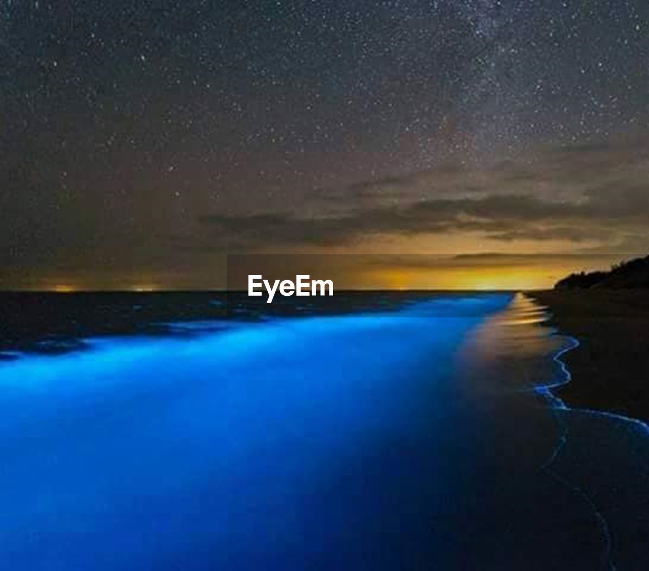 SCENIC VIEW OF SEA AGAINST SKY AT DUSK