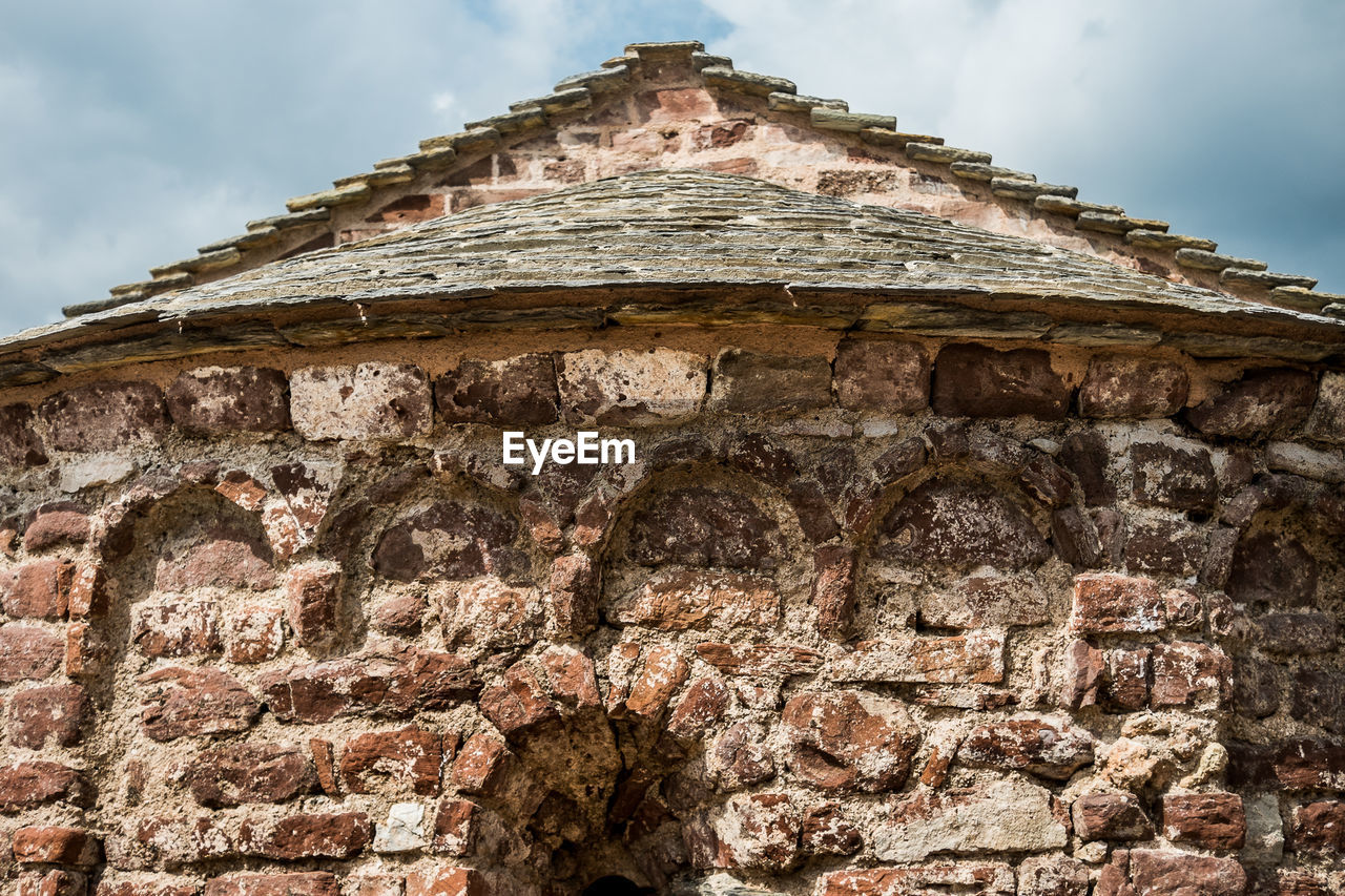 LOW ANGLE VIEW OF OLD BUILDING AGAINST SKY