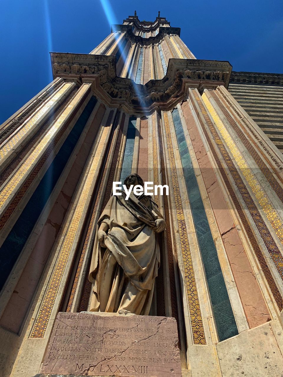 LOW ANGLE VIEW OF STATUE AGAINST SKY