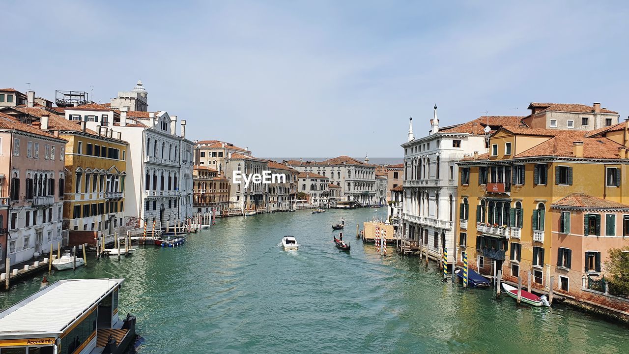 Canal grande amidst buildings in venedig