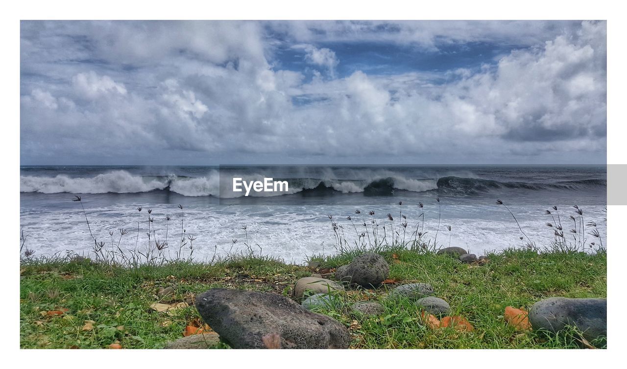 SCENIC VIEW OF SEA AGAINST CLOUDY SKY