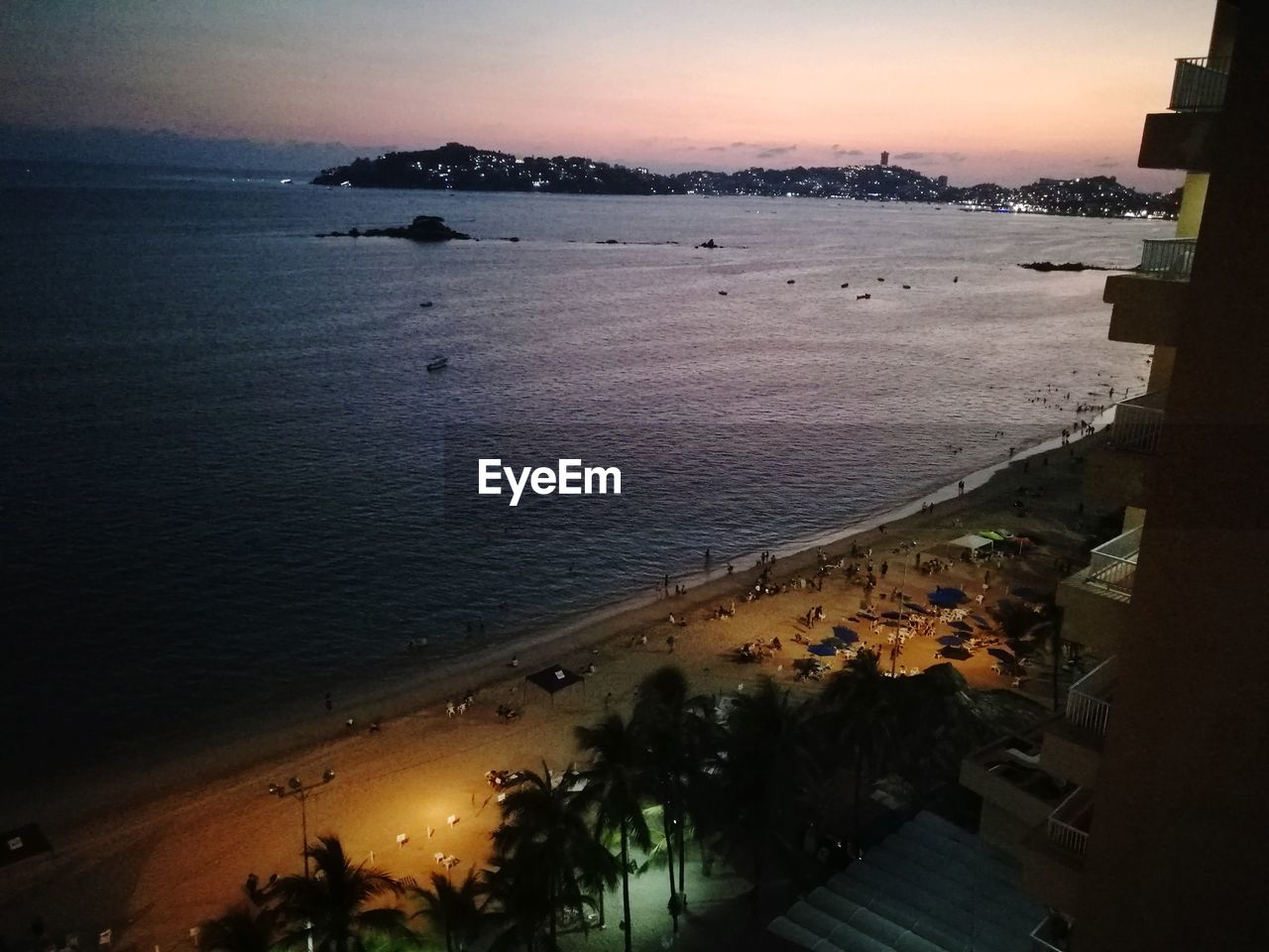 HIGH ANGLE VIEW OF BEACH AGAINST SKY