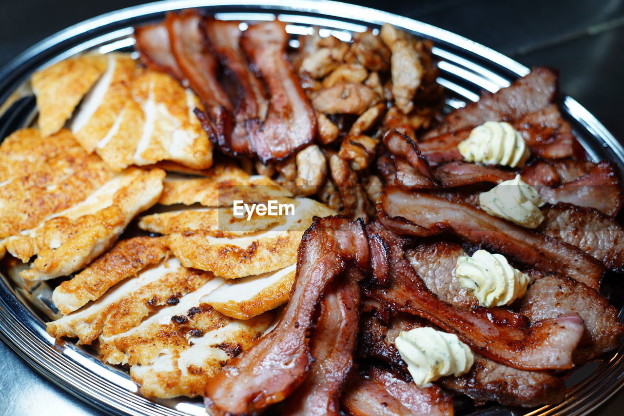 HIGH ANGLE VIEW OF FOOD IN TRAY