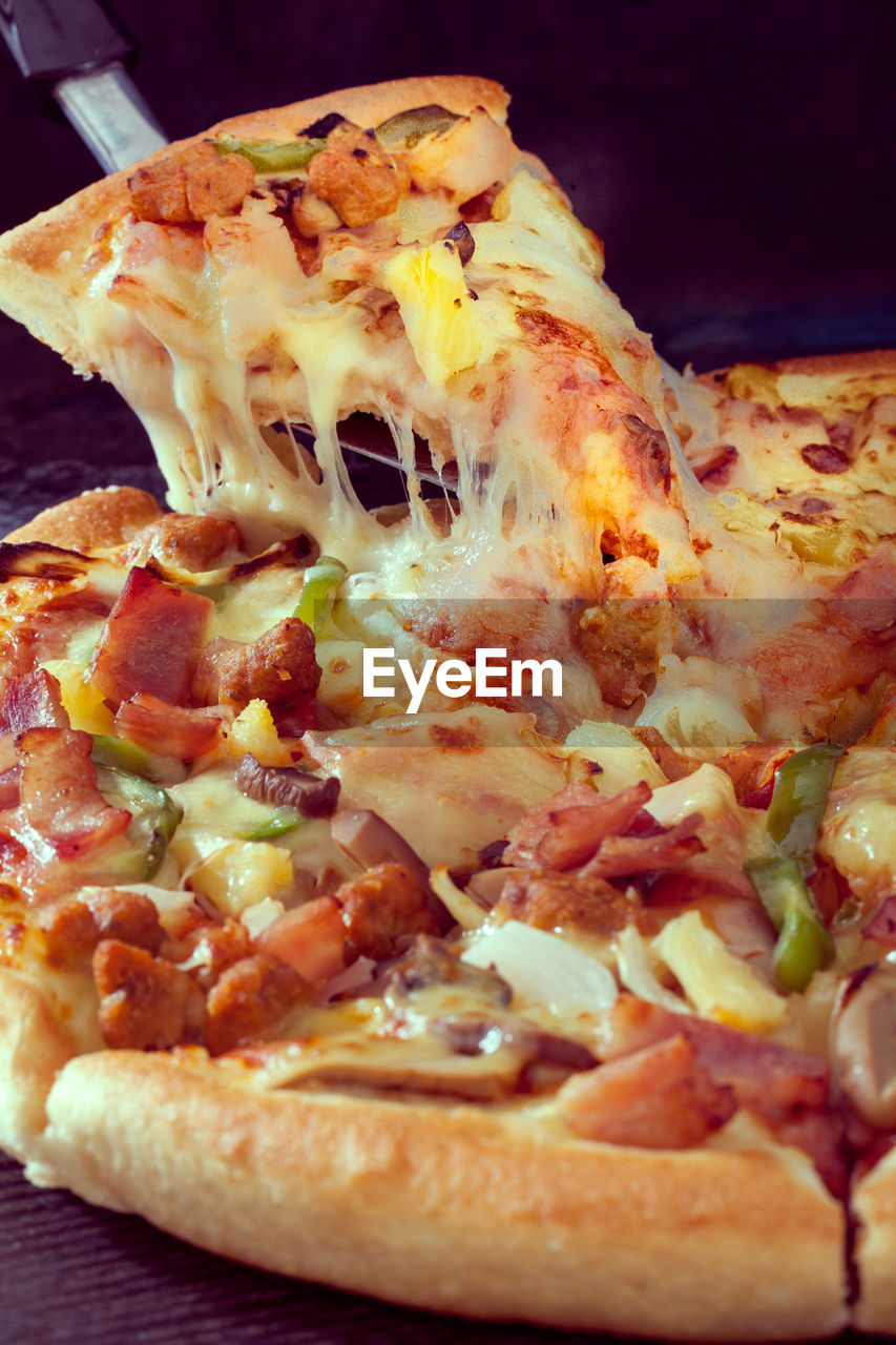 CLOSE-UP OF PIZZA SERVED IN TRAY